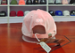 कढ़ाई लोगो / वक्र बिल टोपी के साथ मखमली कपड़े गुलाबी 6 पैनल बेसबॉल टोपी